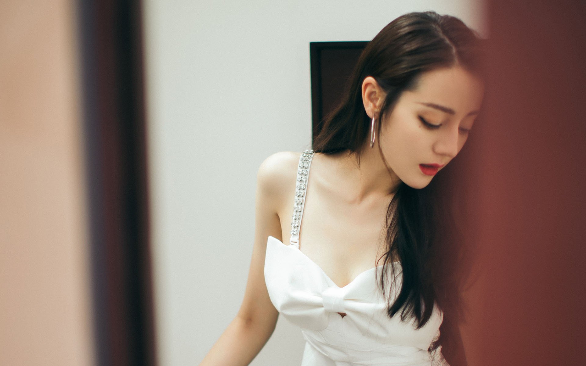 2015年总决赛第一场：勇士第一节就落后30分，但凭借库里连续远投，最终完成“史诗逆转”，点燃整个系列赛。