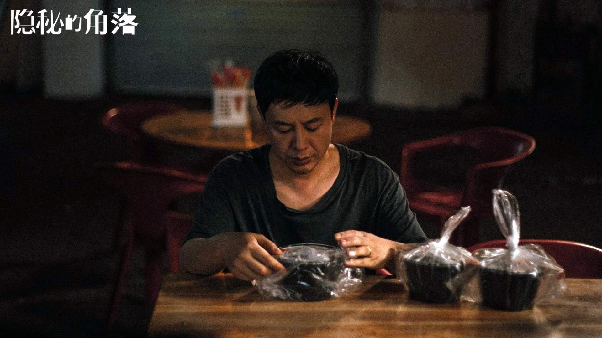 紧张比赛中球员们拼尽全力，呈现出令人瞩目的表现，比赛时紧张